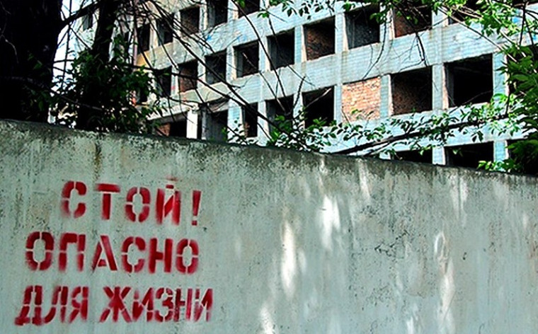 О запрещении нахождения на строящихся и заброшенных строениях.